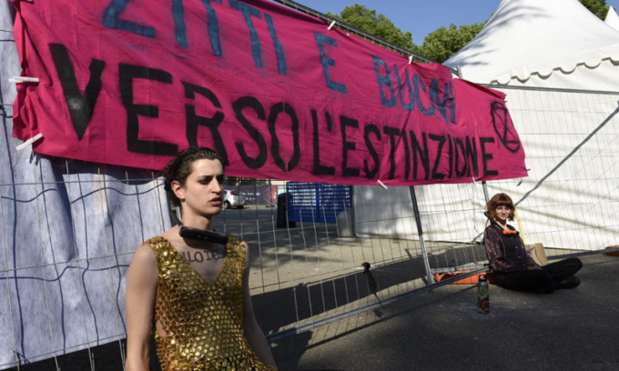 Finti Maneskin incatenati davanti all’Eurovision: “Zitti e buoni verso l’estinzione”