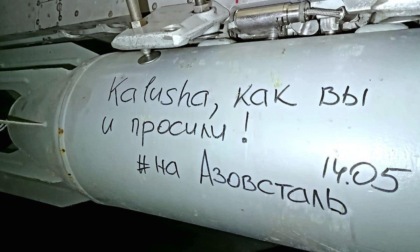 I russi ora sparano missili con scritti sopra i versi della Kalush Orchestra