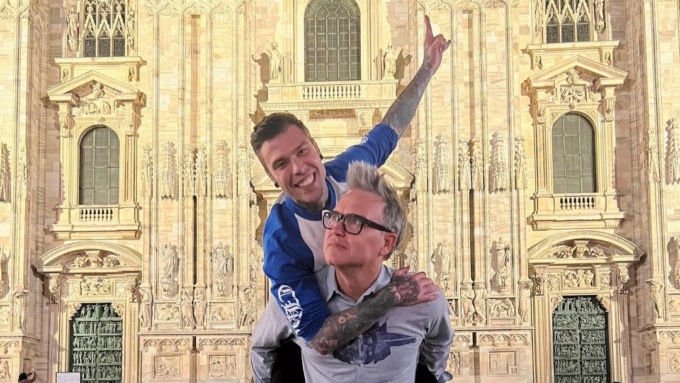 Fedez, la cena con Mark Hoppus dei Blink-182 e la stessa lotta contro il cancro: “Mi ha regalato una spilla e ho pianto”