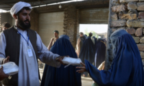 Dopo 20 anni i talebani tornano a imporre il burqa in pubblico alle donne
