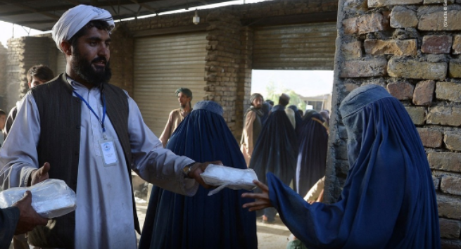 Dopo 20 anni i talebani tornano a imporre il burqa in pubblico alle donne