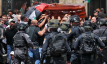 Gerusalemme: cariche al funerale della giornalista di Al Jazeera uccisa