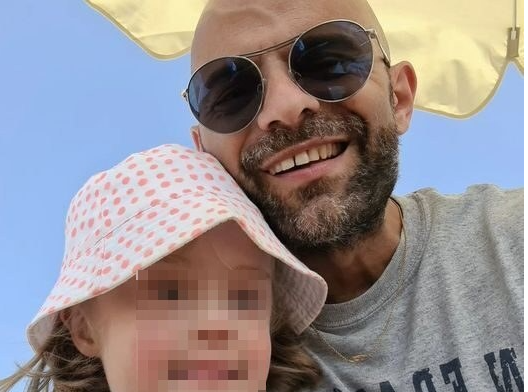 Bimba down insultata in spiaggia: “Brutta e malata”. La denuncia del padre adottivo, l’assessore Luca Trapanese