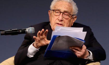 Ha 98 anni, ma è sempre Kissinger: "L'Ucraina rinunci a qualche territorio in cambio della pace"