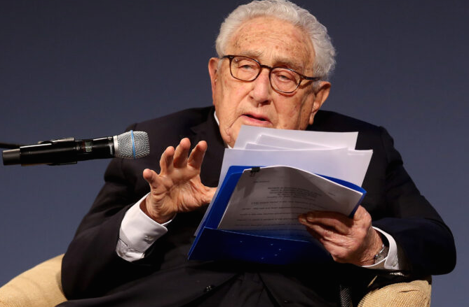 Henry Kissinger a 98 anni ha le idee chiare sulla guerra russo-ucraina e richiama al pragmatismo
