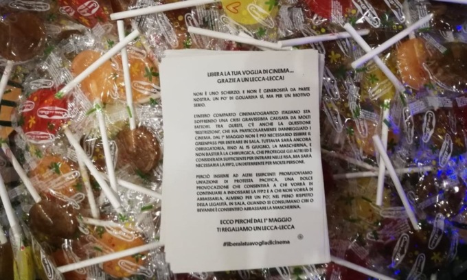 Grimaldello per la mascherina al cinema: il lecca-lecca (ma vale anche per i pop corn)