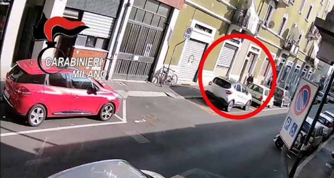 Ecco come si ruba un furgone in due minuti (ripresi in video dalle telecamere)