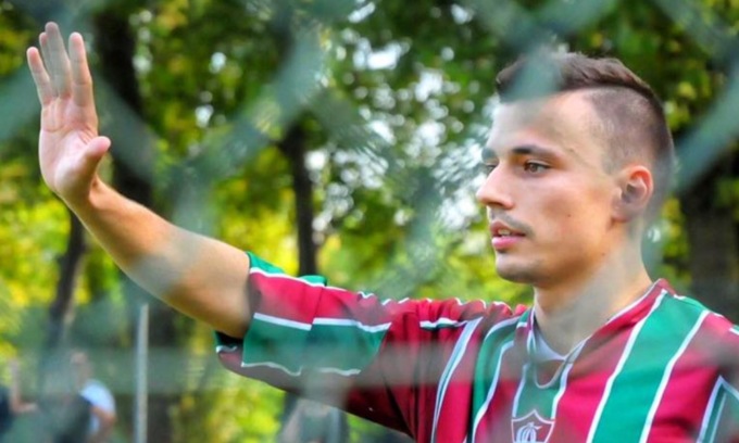 Futuro papà muore a 27 anni sul campo da calcio sotto gli occhi della sorella e dei genitori