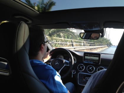 Fanno guidare l’auto al figlio 14enne sulla A4, lui si spaventa e crea un maxi ingorgo
