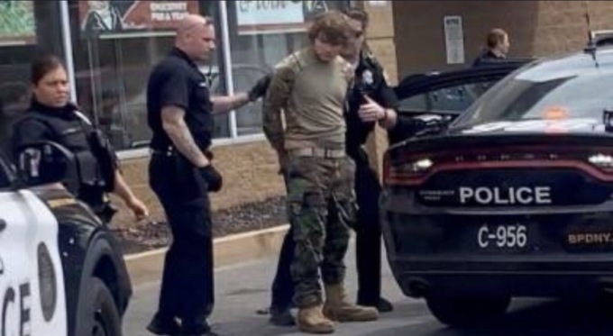 Usa sotto shock: tre sparatorie in 24 ore, 13 morti