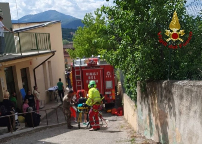 L’Aquila, auto piomba nel giardino di un asilo: morto bambino di 4 anni, altri quattro feriti