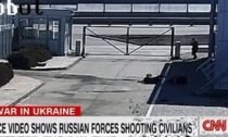 Il video dei soldati russi che freddano senza motivo due civili in una concessionaria d'auto a Kiev