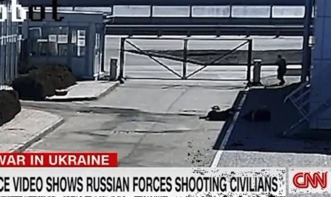 Il video dei soldati russi che freddano senza motivo due civili in una concessionaria d’auto a Kiev
