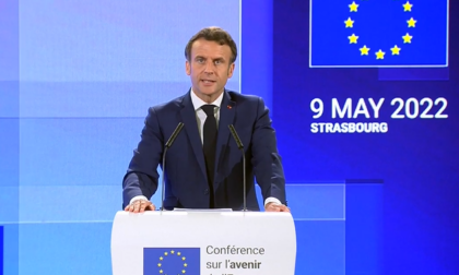 Dopo Putin, anche Macron abbassa i toni: "La pace non si ottiene umiliando la Russia"