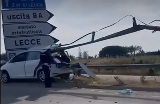 Altra auto trafitta (stavolta dal guard rail) e conducente miracolato