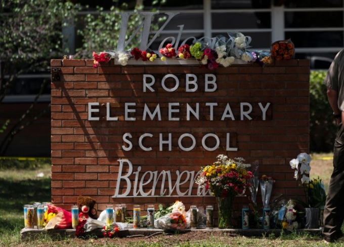 Strage Texas, procuratore ha capito tutto: “Armiamo gli insegnanti”. Ma l’84% degli americani: “Più controlli su armi”