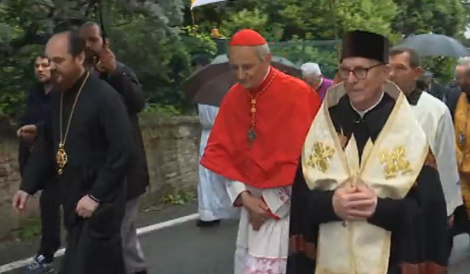 Processione per la pace a Bologna: il cardinale Zuppi ha riunito greci-cattolici ucraini e ortodossi russi