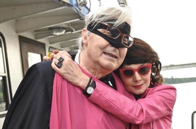 Sgarbi compie 70 anni e festeggia (vestito da zorro) con una “crociera” rock sul Po