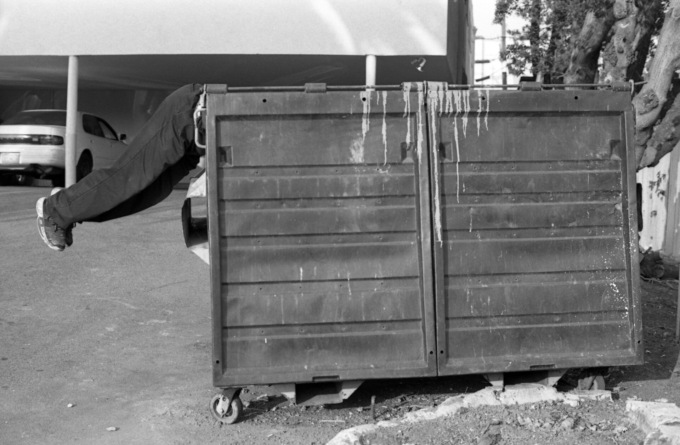 Butta il quadro della moglie che lo spedisce a recuperarlo e resta chiuso nel container