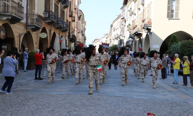 Nella festa dei 120mila per i bersaglieri, rispunta l’idea della “naja”