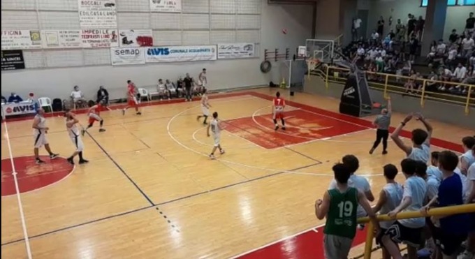 Canestro della vittoria all’ultimo minuto da metà campo pochi giorni dopo aver perso il papà: l’avversario si commuove