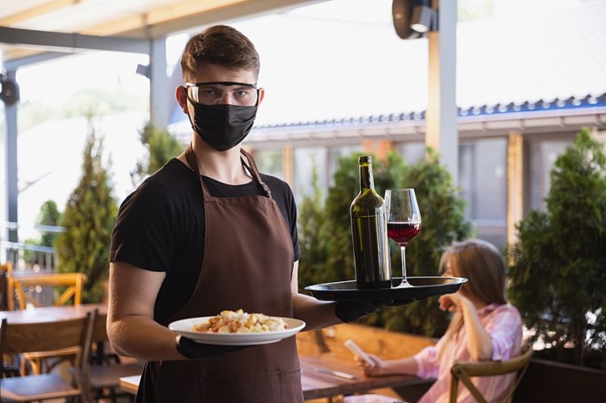Negozi, supermercati, bar, cinema, lavoro: dove serve ancora indossare la mascherina e chi deve metterla