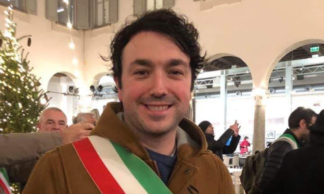 Sindaco minacciato con mail e foto col volto insanguinato, ma per la Procura ha fatto tutto da solo