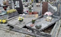 Sbanda con l'auto e distrugge tre tombe al cimitero