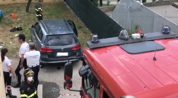 Auto nell’asilo all’Aquila: indagata per omicidio stradale la proprietaria, a bordo c’era il figlio