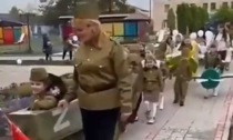 La sfilata dei bambini dell'asilo russo vestiti da carri armati e bombardieri