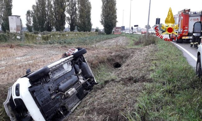 Palpeggia una ragazzina, ruba un’auto per scappare dai genitori e si schianta