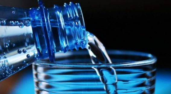 Consigliava a un pensionato di curarsi con l’acqua benedetta: a processo