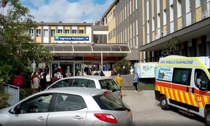 Muore dopo cinque ore di agonia in ambulanza fuori dall’ospedale