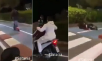 Il video shock del ragazzo spinto a terra da uno scooter mentre viaggia sul monopattino a Catania
