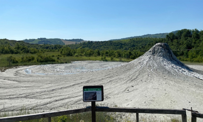 Come camminare sulla luna: il sentiero dei vulcani di fango, un’esperienza imperdibile