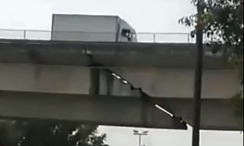 Auto passano sopra il ponte con una mega crepa (che però non è una crepa)