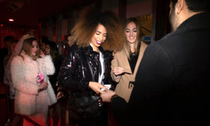 Discoteca non fa entrare tre ragazze perché sono troppo vestite