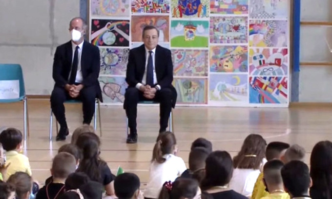 Draghi si confida con gli studenti: “Grazie a mia moglie, senza di lei che fesserie avrei fatto…”