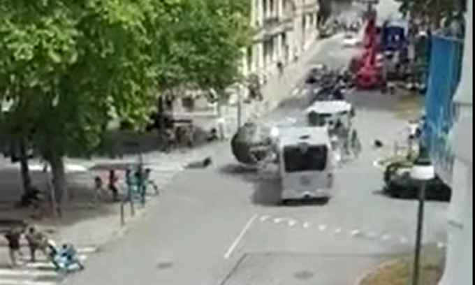 Maxi incidente, bus investito da una palla gigante… Ma è Fast & Furious!