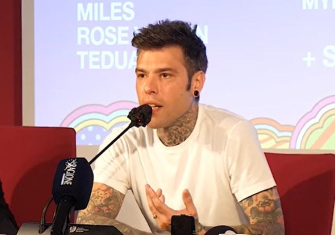 Fedez e il tumore come quello di Steve Jobs: “Sono stato fortunato, vedo il mondo a colori”