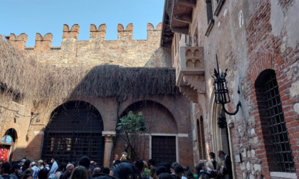 Verona pensa di espropriare il cortile del balcone di Giulietta: troppa ressa