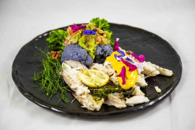 Fiori eduli e pesce fresco per un piatto vivace e colorato