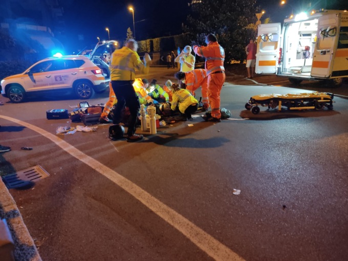 Travolti mentre passeggiavano sul marciapiede: ragazza da un pirata ubriaco, 19enne falciato da una moto