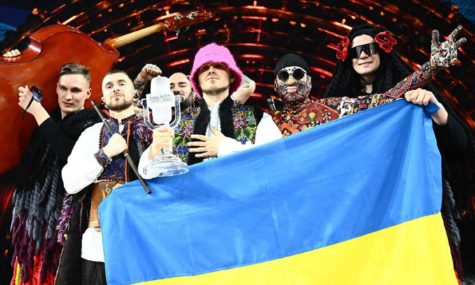 Kalush Orchestra mette all’asta il cappellino dell’Eurovision 2022 per sostenere l’esercito ucraino
