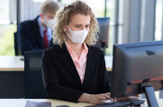 Le mascherine sul lavoro restano obbligatorie (anche all’aperto): per chi e fino a quando
