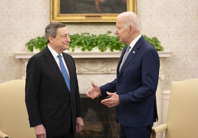 Draghi striglia Biden: “Serve Piano Marshall per l’Ucraina, no a pace imposta. Usa e Russia si siedano al tavolo”