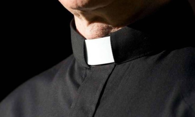 Offerta troppo bassa, prete aggredisce un fedele
