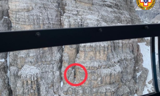 Voleva scattare la foto perfetta: bloccato (e ferito) sulle Tre Cime di Lavaredo