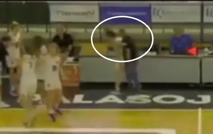 Schiaffo alla giocatrice di basket, lei e la mamma però assolvono l’allenatore