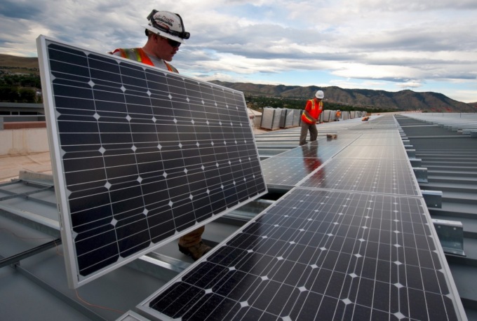 L’Ue pensa a pannelli solari obbligatori su tutti gli edifici entro tre anni per risolvere la crisi energetica